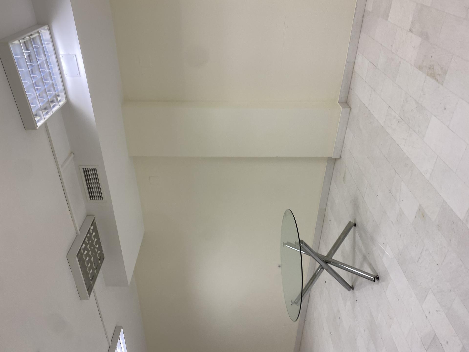 Puesto de trabajo moderno con iluminación técnica